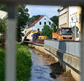 Die Angst vor dem nächsten Hochwasser in Hainichen - Ende August wurde in diesem Jahr das Bachbett im Bereich der Talstraße ausgebaggert. Dies war laut Bauhof lange geplant. 