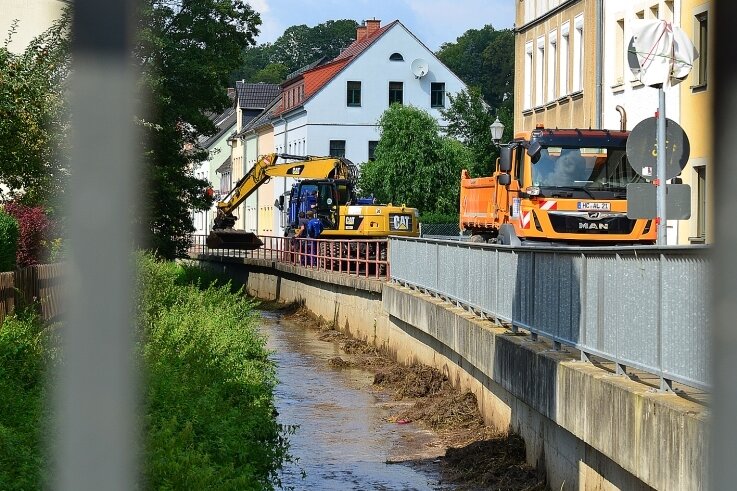 Die Angst vor dem nächsten Hochwasser in Hainichen - Ende August wurde in diesem Jahr das Bachbett im Bereich der Talstraße ausgebaggert. Dies war laut Bauhof lange geplant. 