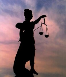 Die aufregendsten Fälle 2017 - Justitia - die Göttin der Gerechtigkeit - mit ihrer Waage, mit deren Hilfe das Für und Wider bei Gericht gegeneinander abgewogen wird.