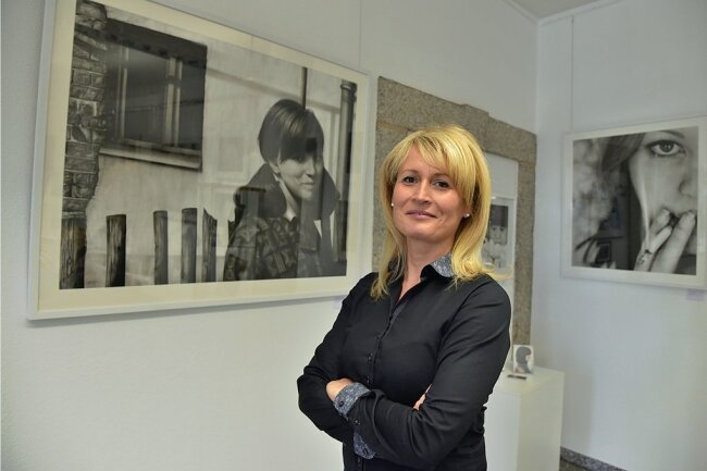 Malerin Jana Geilhof stellt ihre Werke in der Kunst- und Tourismusinformation im Zoephelschen Haus in Oelsnitz aus.