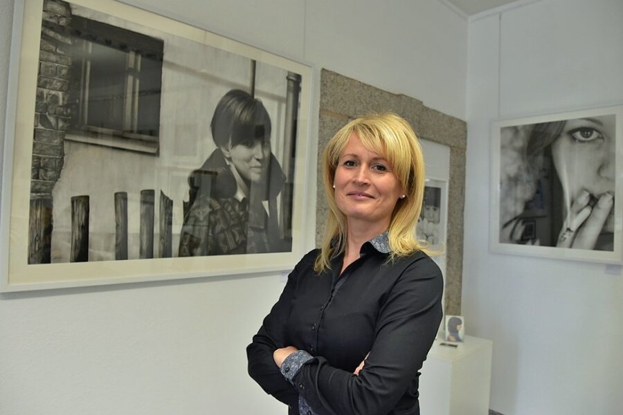 Die Ausstellung, die am längsten auf Besucher warten musste - Malerin Jana Geilhof stellt ihre Werke in der Kunst- und Tourismusinformation im Zoephelschen Haus in Oelsnitz aus.
