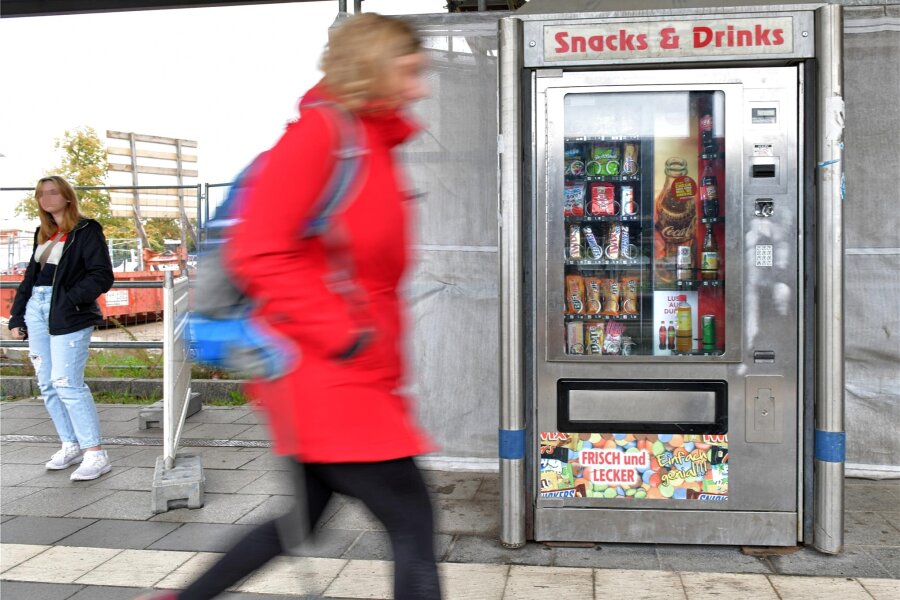 Die Automaten am Bahnhof Freiberg: Snacks und Getränke sind teils Fehlanzeige - Am Bahnhof Freiberg wurde am Bahnsteig 1 der Verpflegungsautomat neu befüllt.