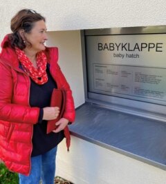 Die Babyklappe, die geheim bleiben soll - Christiane Drechsel vor der Babyklappe auf dem Geländes des Heinrich-Braun-Klinikums. Die frühere Stadträtin hatte sich schon vor Jahren für eine solche Einrichtung eingesetzt. 