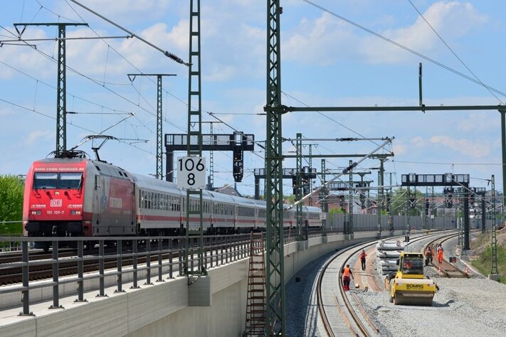 Erfurt wird der zentrale Knoten im Osten Deutschlands. Alle Fernlinien kreuzen sich hier. Die Ausbauarbeiten am Knoten laufen derzeit noch. 