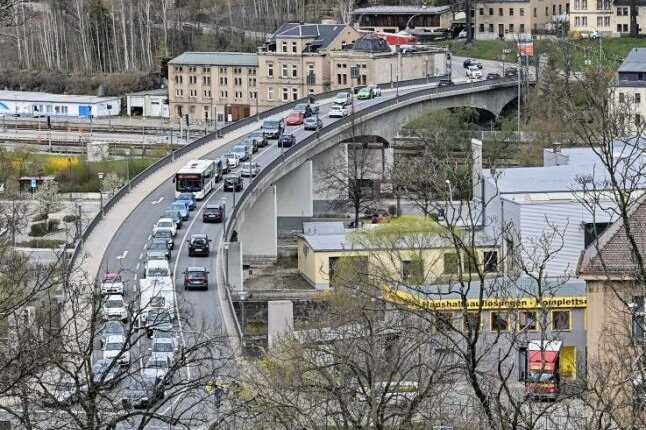 Die bekannteste Brücke von Aue - Die Bahnhofsbrücke in Aue. Über sie fahren täglich Zehntausende Autos in die Innenstadt. 