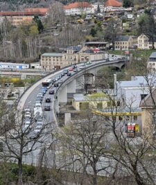 Die bekannteste Brücke von Aue - Die Bahnhofsbrücke in Aue. Über sie fahren täglich Zehntausende Autos in die Innenstadt. 