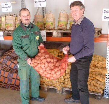 <p class="artikelinhalt">Ronny Schmidt und Lothar Eckardt mit den prämierten Kartoffeln.</p>