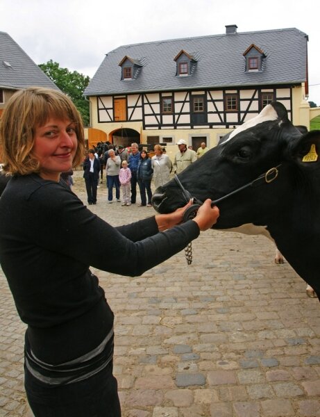 Die besten Kühe wohnen auf altem Vierseitenhof - 
              <p class="artikelinhalt">Denise Pfaff präsentiert stolz die Kuh Luiza, die schon nach dem ersten Kalb erstaunliche Milchmengen liefert. </p>
            
