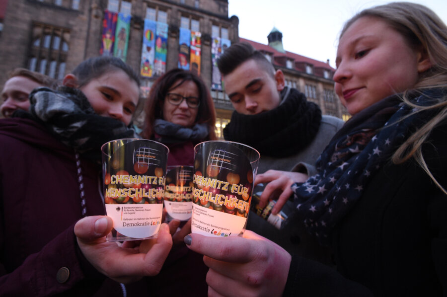 "Die Bomben höre ich bis heute" - Am Abend endete der Friedenstag mit einer Kundgebung auf dem Neumarkt. Viele Teilnehmer entzündeten in Gedenken an die Opfer der Bombennacht eine Kerze. 
