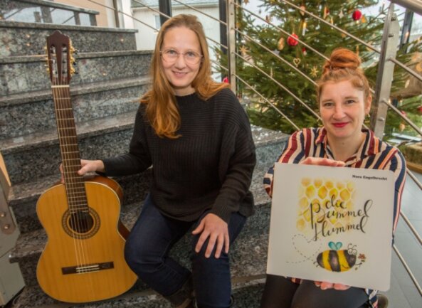 Die Bummel-Hummel gibt's jetzt auch in Liedform - Ina Schirmer (l.) hat Nora Engelbrechts "Bummel-Hummel" vertont. 
