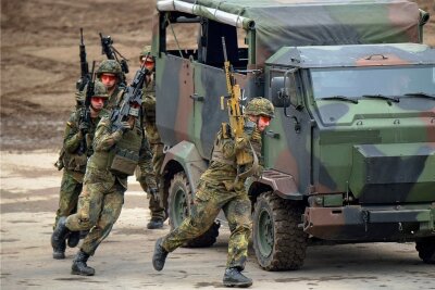 Die Bundeswehr richtet sich nach Osten aus - Die Bundeswehr muss schneller werden: Soldaten trainieren im niedersächsischen Munster bei einer Luftlandeübung. 