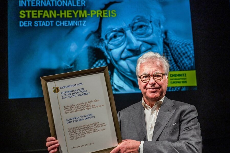 Der schwedische Autor Richard Swartz mit der Urkunde zum Stefan-Heym-Preis für sich und seine Frau, die Kroatin Slavenka Drakulic. 