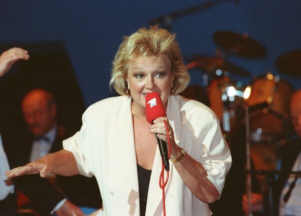 Die DDR-Ulknudel - Helga Hahnemann starb vor 25 Jahren - Die Schauspielerin und Entertainerin Helga Hahnemann bei einem Auftritt während der IFA im September 1991. Ihre Berliner Schnauze und ihr Herz waren riesengroß. Als richtige «Rampensau» lachte Helga Hahnemann auch gut über sich selbst.