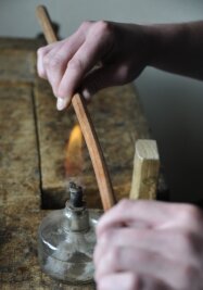 Die den Bogen raushaben - Bitte nicht stören: Die Flamme des Spiritusbrenners soll das Holz für den Instrumenten-Bogen biegsam machen, doch gerät das Feuer zu nah oder zu lang an den dünnen Stab, ist er nicht mehr zu gebrauchen.