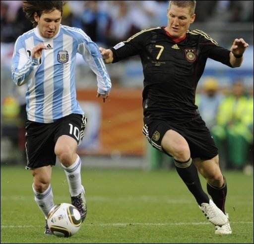 Die deutsche Mannschaft in der Einzelkritik - Bastian Schweinsteiger (r.) war der überragende Regisseur beim 4:0 gegen Argentinien. Der argentinische Star Lionel Messi konnte sich kaum entfalten.