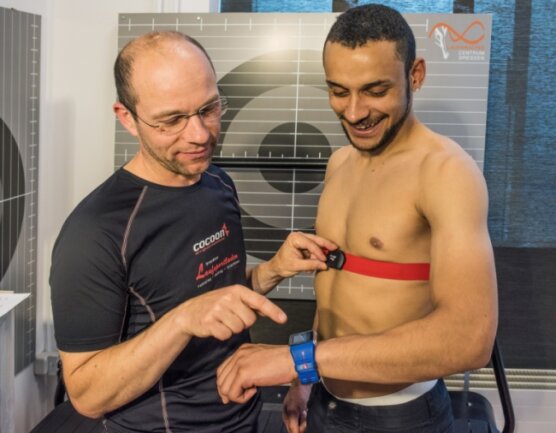 Ralf Kindermann (re.) und Lutz Melzer (li.) vom Dresdner Laufsportladen demonstrieren die Herzfrequenzmessung mittels Brustgurt und die drahtlose Übertragung der Daten auf eine Sportuhr von Polar. Die Werte sind EKG-genau.