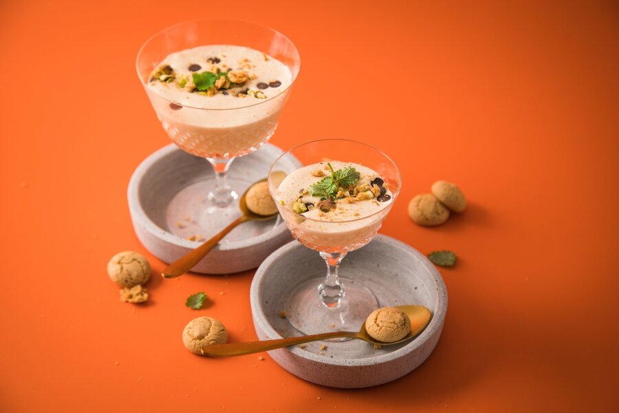 Die Diva unter den Desserts: So gelingt Zabaione - Ganz klassisch wird die Zabaione in Gläser gefüllt und beispielsweise mit Amarettini, Melisse, Schoko-Drops und Pistazie dekoriert.