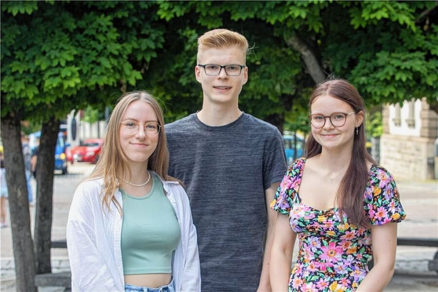 Die drei Top-Abiturienten des Plauener Diesterweg-Gymnasiums - Leonie Tröger, Lukas Wild und Claire Schmiedel (von links) haben ihr Abi mit 1,0 bestanden.