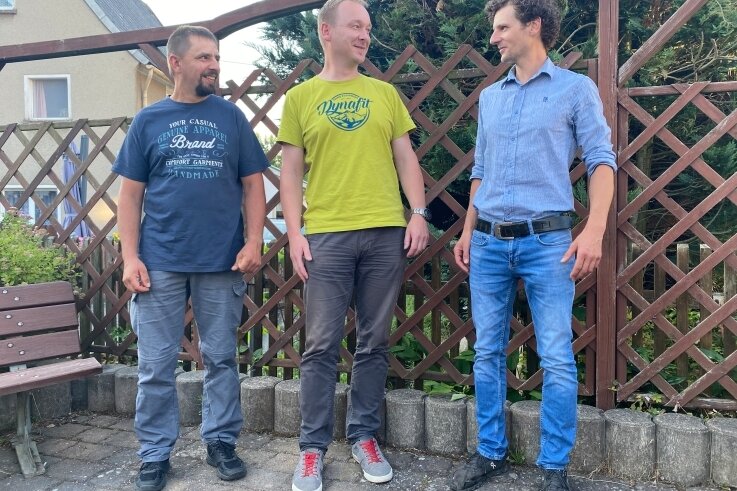 Oliver Herfter (l.) und Felix Brauer (r.) verstärken die Reihen des Bauhofes Striegistal mit seinem Leiter Thomas Grunau (Mitte). 