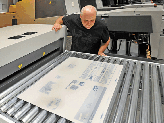 Die Druckformenherstellung - Die Bildinformation wird mit einem Laserstrahl auf die Druckplatten aufgezeichnet.