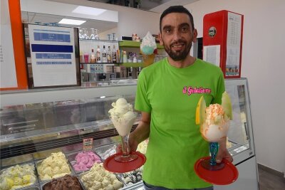 Die Eismacher: Italiener in Auerbach mag's nicht zu heiß - Salvator Muraca präsentiert Gurkeneis und einen Melonen-Eisbecher.