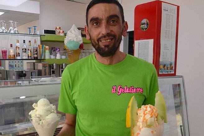 Salvator Muraca präsentiert Gurkeneis und einen Melonen-Eisbecher.