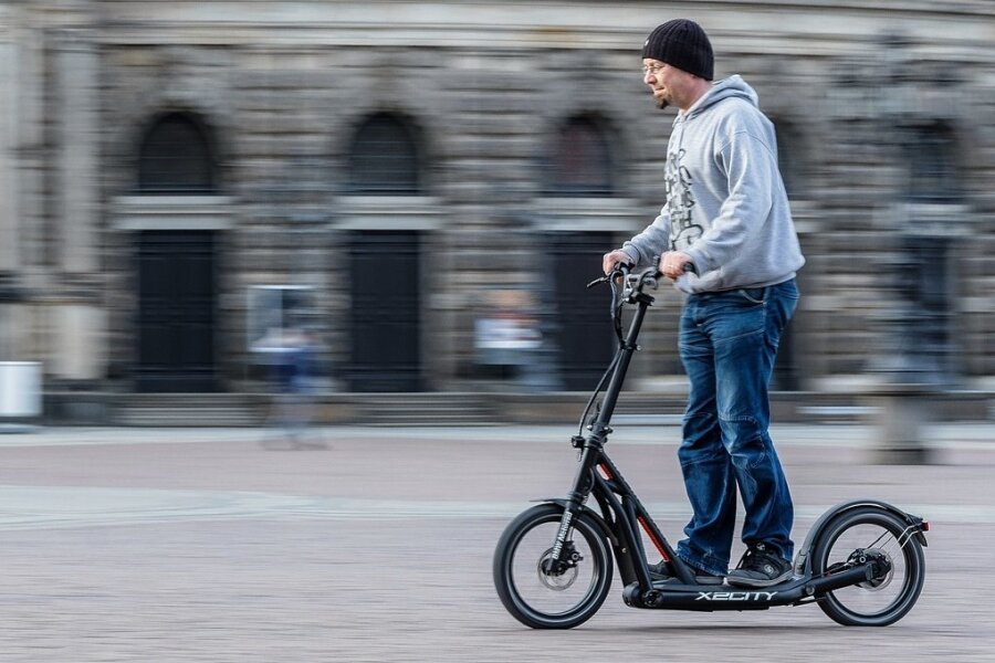 Die elektrischen Tretroller kommen - Proberunde - nur fürs Foto - auf dem Platz vor dem Dresdner Semperoper: Redakteur Andreas Rentsch fährt den X2City von BMW. 