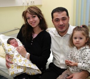 Die erste Zwickauerin neckt ihre Eltern - 
              <p class="artikelinhalt">Das erste Baby 2009: Kristina mit Mama Valentina Finkeiser, Papa Rouslan Chatzidis und Schwester Nikoletta. </p>
            