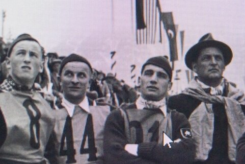 Das Springer-Team 1936: Paul Kraus (Nr. 8) aus Johanngeorgenstadt, Kurt Körner (44) aus Klingenthal, Hans Marr (21) aus Oberhof und Franz Haslberger (r.) aus Reit im Winkl. Alle vier fielen als Soldaten im Zweiten Weltkrieg.