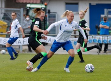 Die erstklassige Glauchauerin - Annalena Breitenbach (vorn rechts) gewinnt den Zweikampf gegen Lisanne Gräwe vom VfL Wolfsburg II. 