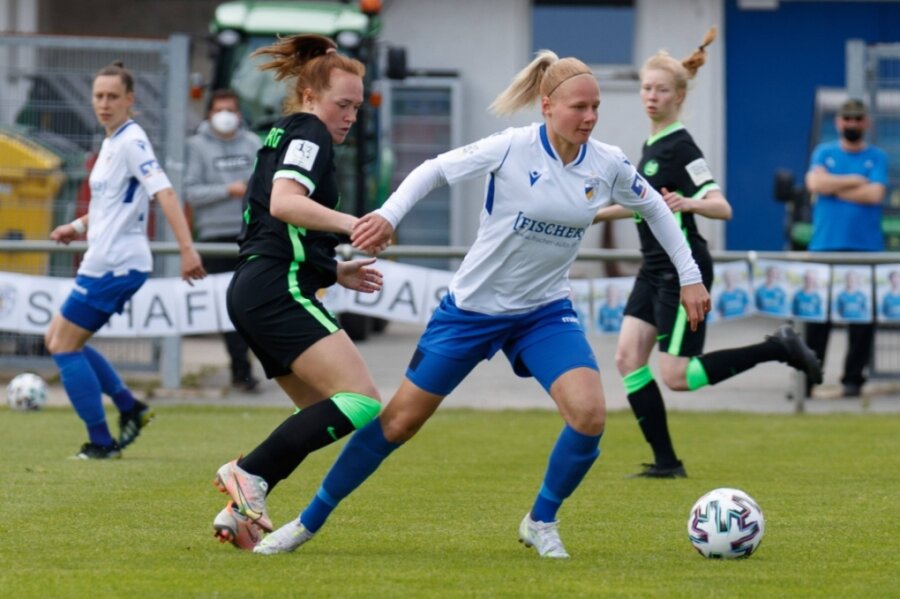 Die erstklassige Glauchauerin - Annalena Breitenbach (vorn rechts) gewinnt den Zweikampf gegen Lisanne Gräwe vom VfL Wolfsburg II. 