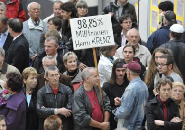 "Die Erwartungen waren riesig" - Frank Rotsch hatte das Schild, das er damals bei den Demonstrationen trug, mitgebracht. Rechts neben ihm Organisator Mirko Sennewald.