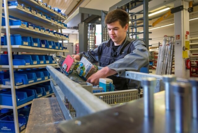 Axel Thiele, Elektroniker für Betriebstechnik, montiert bei Zabag in Grünhainichen die Steuerung einer Drehkreuzanlage. Zwei Aufträge von einem russischen und einem ukrainischen Kunden liegen aktuell auf Eis.