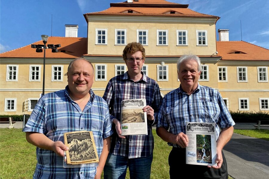 Die Erzgebirgszeitung lebt weiter - Redakteure vor ihrer Redaktionsstube: Petr Fišer, Jan Setvák und Heinz Lohse von der Erzgebirgszeitung vor dem Waldstein-Schloss in Litvínov.