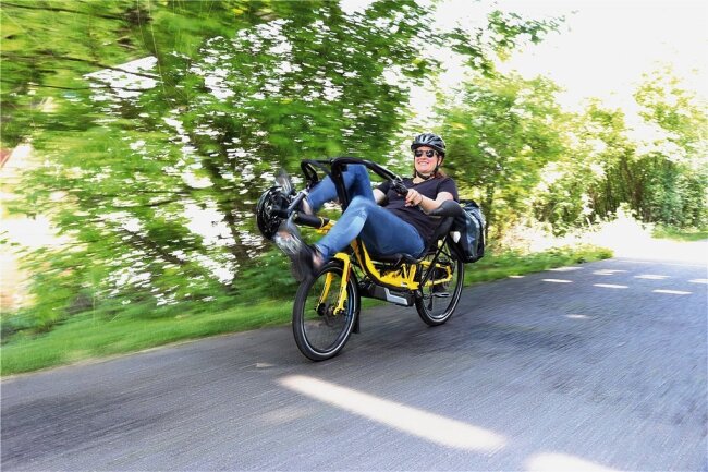 Die Eurobike zeigt, wie wir bald radeln - Easy Rider: Diese S-Pedelec-Fahrerin schafft dank elektrischer Unterstützung Tempo 45. Dafür braucht das vollgefederte Liegerad des deutschen Herstellers HP Velotechnik aber ein Versicherungsschild. Kaufpreis des ab 1. September bestellbaren Gefährts: ab 8690 Euro. 