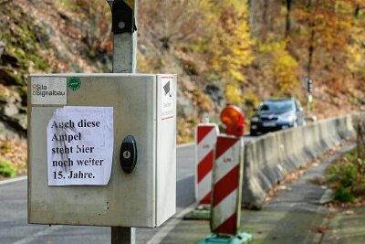 Die "ewige Ampel" vor Scharfenstein - An dieser Stelle müssen Kraftfahrer oft warten. "Auch diese Ampel steht hier noch weiter 15 Jahre", haben Witzbolde auf den Zettel geschrieben. Ob sie damit Recht behalten?