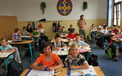 Die Fünftklässler sind aufgeteilt - 
              <p class="artikelinhalt">Die Klasse 5 a der Wehrdigtschule in Glauchau hatte am Dienstag Matheunterricht bei Matthias Gottschaldt. Im neuen Schuljahr wird es zwei fünfte Klassen mit insgesamt 54 Kindern geben.</p>
            