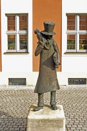 Die "fantastischen Fluchten" des E.T.A. Hoffmann - Eine E.T.A.-Hoffmann-Statue auf dem Theaterplatz in Bamberg in Oberfranken. E.T.A Hoffmann kam 1808 nach Bamberg, um als Musikdirektor am hiesigen Theater - dem heutigen E.T.A.-Hoffmann-Theater - zu arbeiten.