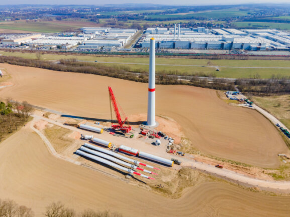 Die fast unendliche Geschichte von Sachsens höchsten Windrädern - Vor der Kulisse des VW-Werks werden Sachsens höchste Windräder gebaut. Allein die Rotorblätter messen 75 Meter.