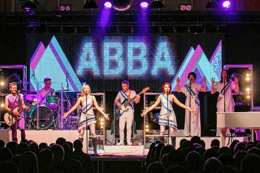 Die Faszination einer großartigen Band - "ABBA - The Tribute Concert" am Sonntag, 19 Uhr in der Hartharena in Hartha.