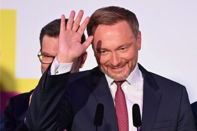Die FDP: Keine Frotzelei gegen Grüne - FDP-Chef Christian Lindner auf der Wahlpartei seiner zufriedenen Liberalen. 