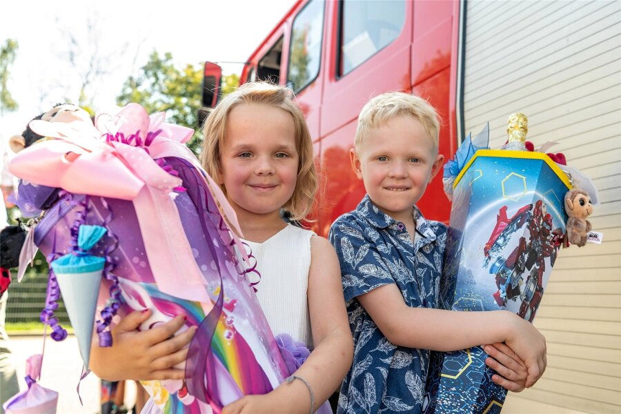 Die Feuerwehr bringt in Rochlitz die Zuckertüten - Marie und Bruno Schalle zeigten am Samstag ihre Zuckertüten. Nun sind die Zwillinge aus Wechselburg Schüler der Klasse 1a der Rochlitzer Regenbogen-Grundschule.