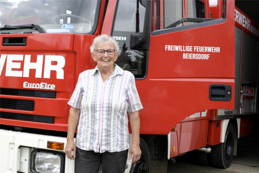 Die Feuerwehr-Oma von Beiersdorf tanzt auf vielen Hochzeiten - Um sich in die Gemeinschaft einzubringen, ist man nie zu alt: Die fast 80-jährige Erika Seidel ist jetzt auch Mitglied im Feuerwehrverein ihres Heimatortes Beiersdorf.