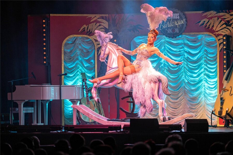 Die „Firebirds Burlesque Show“ begeistert im Tivoli Freiberg - Faszinierend: Die „Firebirds Burlesque Show“ begeisterte am Donnerstagabend die rund 400 Gäste im Tivoli Freiberg.