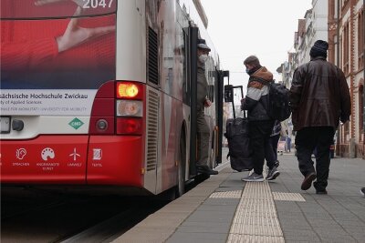 Fahrgäste steigen am Neumarkt in einen SVZ-Bus ein.