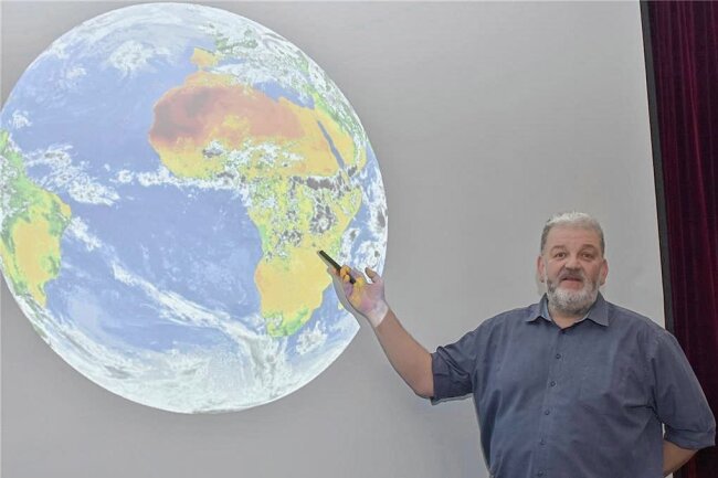 Die Folgen des Klimawandels: Satellitenbilder im Klassenzimmer des Gymnasiums Markneukirchen - Der Astronom und Umweltpädagoge Michael Geisler von der Geoscopia Umweltbildung Bochum war am Dienstag im Gymnasium Markneukirchen zu Gast. 