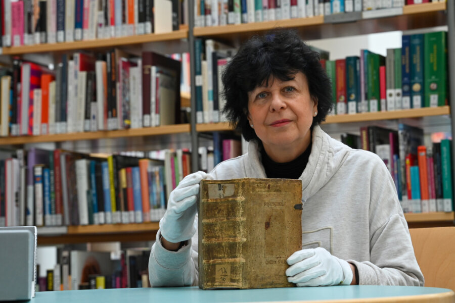 Die Frau, die in Chemnitz alte Bücher aufmöbelt - Sabine Schumann ist in der Stadtbibliothek verantwortlich für die Sicherung und Restaurierung historischer Bestände. Dieser Band mit Schriften von Hans Sachs Band von 1616 wurde 2022 saniert.