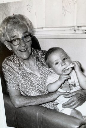 Ella Reichardt im Juli 1985 mit Ururenkel Marc. "Sie war eine richtig liebe Oma", erinnert sich ihre Enkelin. 