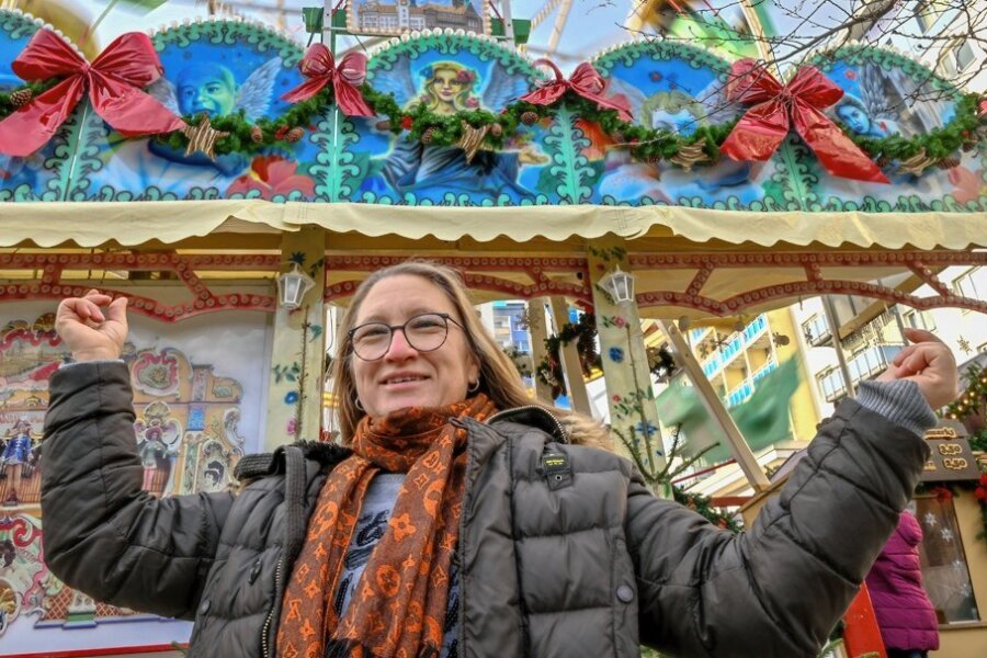 Die Frau vom Riesenrad - Antje Bretschneider vor ihrem historischen Riesenrad, das zurzeit auf dem Chemnitzer Weihnachtsmarkt steht. Zehn Meter Durchmesser hat das Rad mit Baujahr 1930. Sieben Umdrehungen fährt es pro Minute. Eine Kunde habe mal ausgerechnet, dass die Geschwindigkeit etwa zwölf km/h betrage, sagt die Frau vom Riesenrad. 