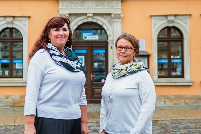 Am Markt 8 in der Stadt Annaberg-Buchholz garantieren Heidi Beer und Jana Glöckner (von links) einen guten Service für die Leserinnen und Leser. 